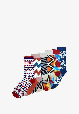 Cinco pares de calcetines con patrones: diseños geométricos, rayas y florales en colores vibrantes como rojo, azul y naranja; mezcla de algodón con texturas variadas.