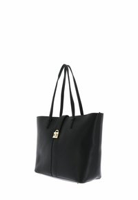 Černá kožená taška typu tote s dvojitými držadly, plochým tvarem, strukturovaným povrchem a zlatým zámkem na uzávěru.