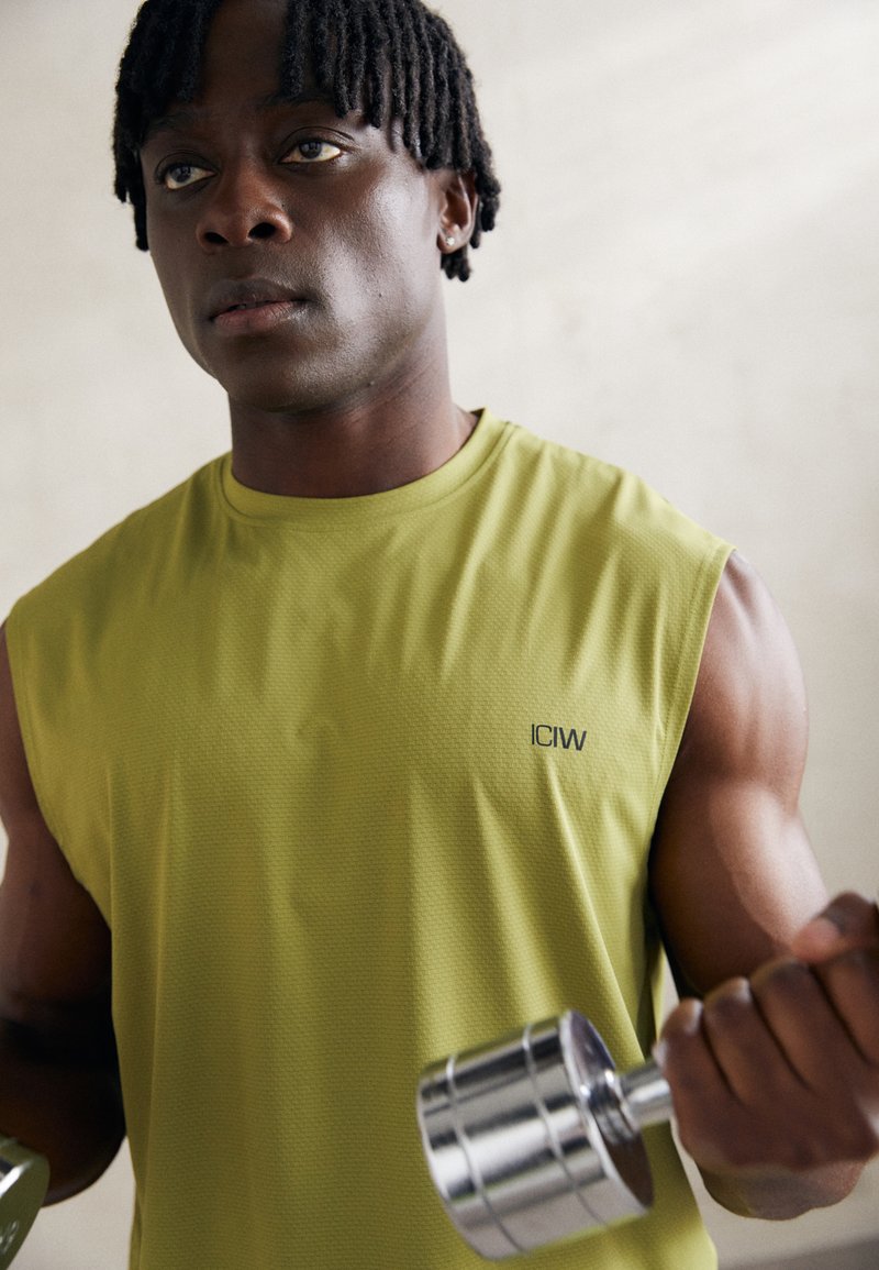 ICANIWILL STRIDE SLEEVELESS MEN - Felső - light olive