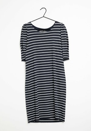 Granatowa sukienka do kolan z białymi poziomymi paskami, z półdługimi rękawami i okrągłym dekoltem, wisząca na czarnym wieszaku.