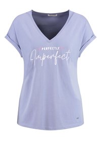 Lila V-hals T-shirt met korte mouwen en opgerolde mouwen, met de tekst "Perfectly Imperfect" in witte letters en roze hartjes op de voorkant.