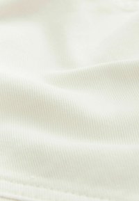 Textureret stof i off-white med fint ribbet mønster. Blød, glat overflade med subtil glans og let fald.