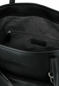 Sac à main en cuir noir avec une finition texturée, comportant une poche zippée intérieure, une doublure lisse et des accents en métal argenté.