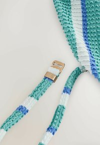 Gestreifte blaue, weiße und grüne Textilriemen mit einem goldfarbenen Metallhakenverschluss auf einer weißen Oberfläche.