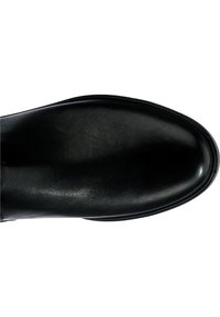 Botín de cuero negro con un acabado suave, puntera redondeada y costuras mínimas. Presenta una suela delgada y un brillo sutil en la superficie.