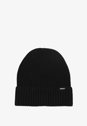 Czarna prążkowana czapka z dzianiny, z podwiniętym mankietem i małą prostokątną naszywką z logo z boku.