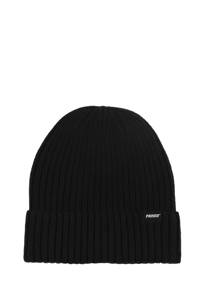 Czarna prążkowana czapka z dzianiny, z podwiniętym mankietem i małą prostokątną naszywką z logo z boku.