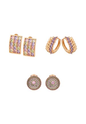 Három pár aranyszínű fülbevaló: téglalap alakú, több színű kövekkel, karika lila drágakövekkel és levélmintával, valamint kerek szegecs több színű kövekkel.