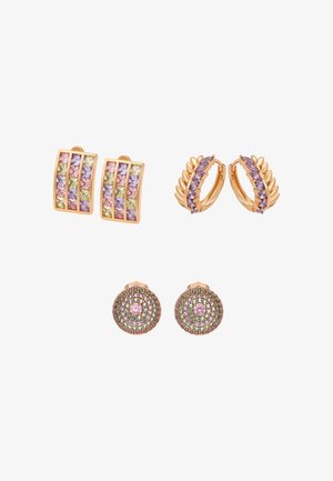 Három pár aranyszínű fülbevaló: téglalap alakú, több színű kövekkel, karika lila drágakövekkel és levélmintával, valamint kerek szegecs több színű kövekkel.
