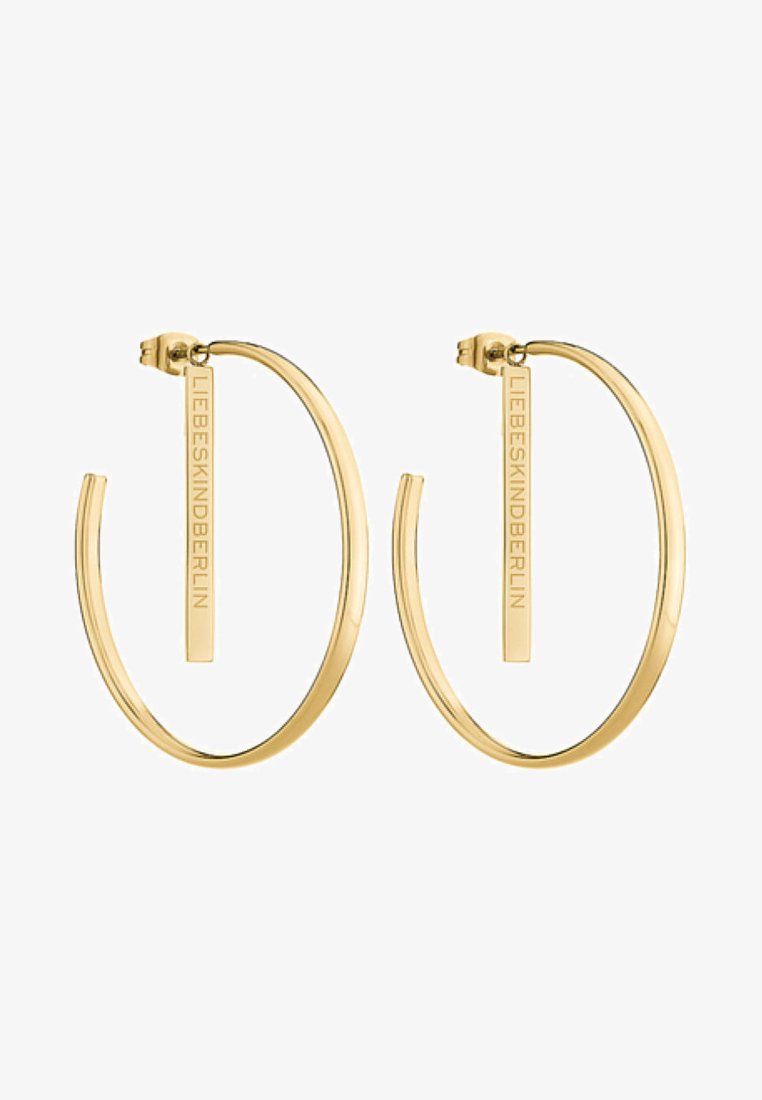 Gouden creolen met een gladde, ronde vorm. Voorzien van een hangend rechthoekig label met de inscriptie "LIEBESKIND BERLIN."