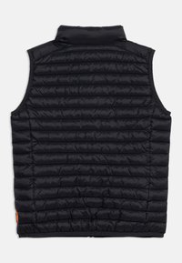 Μαύρο αμάνικο μπουφάν με καπιτονέ ύφασμα, ψηλό γιακά, οριζόντιες ραφές και μικρό πορτοκαλί κυκλικό λογότυπο κοντά στο κάτω μέρος.