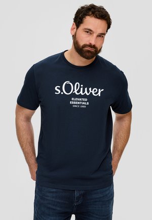 Tamno plava pamukasta majica kratkih rukava s bijelim otisnutim tekstom "s.Oliver Elevated Essentials od 1969." na prednjem dijelu.