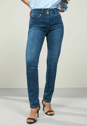 Džíny z modrého denimu s vysokým pasem a slim fit, které mají dvě přední kapsy a dva dekorační knoflíky na pase.