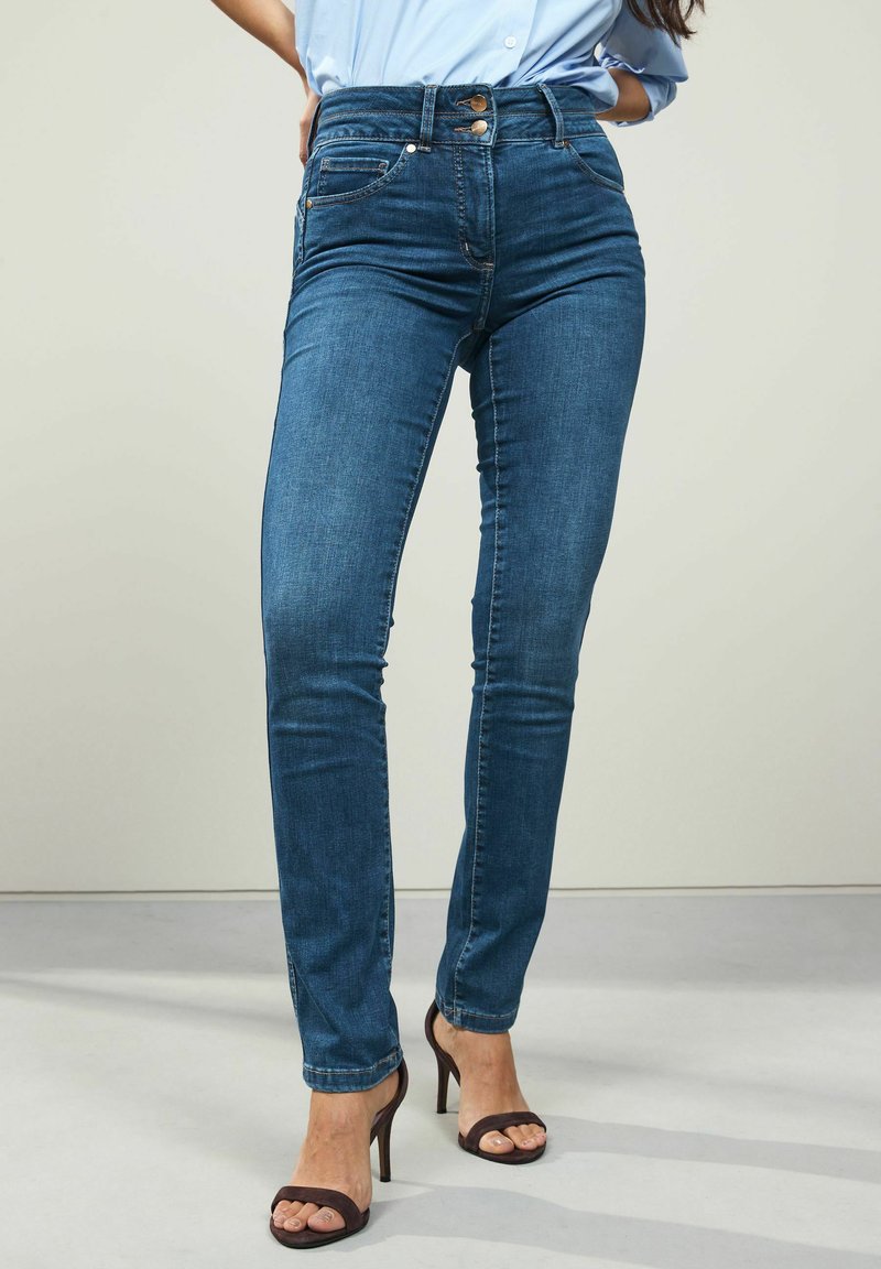Högmidjade blå denimjeans med slim fit, som har två framfickor och två dekorativa knappar vid midjan.