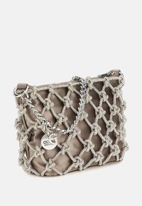 Sac en satin perlé couleur taupe avec une bandoulière en chaîne argentée. Présente un motif noué orné de petites perles et d'une étiquette de marque.
