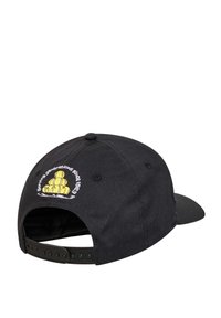 Schwarze Kappe mit gebogenem Schirm und verstellbarem Riemen. Gesticktes gelb-weißes Logo auf der Rückseite, das die Marke identifiziert.