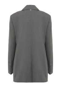 Blazer grigio con tessuto testurizzato, con spacco posteriore singolo e rever a lancia. Presenta quattro decorazioni a bottone nero su ciascun manica.