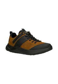 Scarpe sportive in suede marrone e sintetico nero con dettagli perforati, lacci neri e suola in gomma. Presentano un colletto imbottito per il comfort.