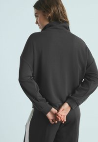 Next HALF ZIP - Pusa - black
