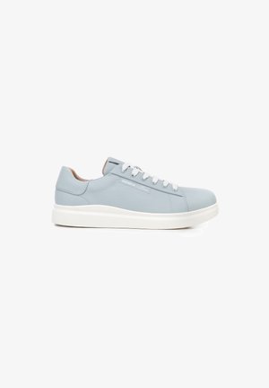 Zapatilla de cuero azul claro con acabado texturizado, suela de goma blanca y cordones blancos. Presenta un detalle de logo sutil en el lateral.