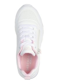 Sneaker blanc avec une tige perforée, des accents roses et des lacets plats. Dispose d'une fermeture éclair sur le côté et d'un intérieur rembourré pour le confort.