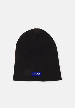 Zwarte gebreide beanie met een ronde top en een klein blauw rechthoekig label met het woord "HUGO" in witte letters op de voorkant.