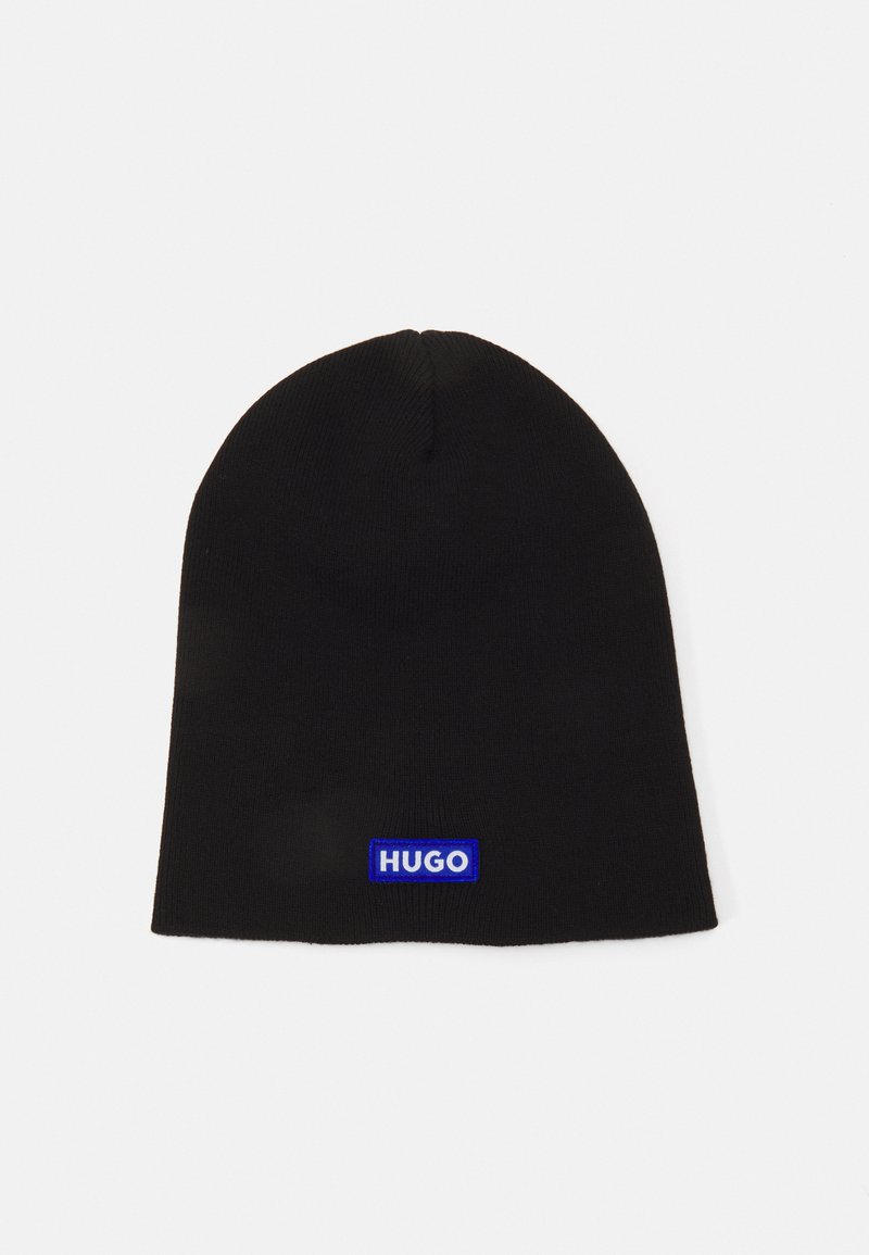 Bonnet en tricot noir avec un top rond et une petite étiquette rectangulaire bleue arborant le mot "HUGO" en lettres blanches à l'avant.