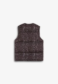 Chaleco acolchado con estampado de leopardo oscuro que presenta un diseño sin mangas, textura acolchada y escote redondo. La vista trasera muestra tres secciones horizontales.