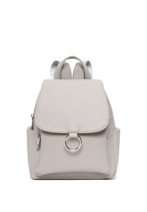 Lichtgrijze leren rugzak met voorflap, zilveren ringdetail, zijzakken en dubbele schouderbanden.