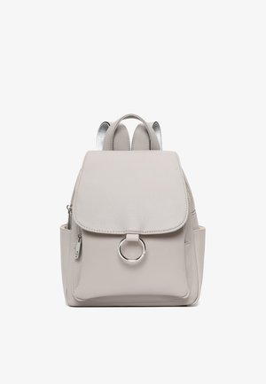 Lichtgrijze leren rugzak met voorflap, zilveren ringdetail, zijzakken en dubbele schouderbanden.