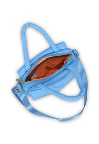 Kék szövet táska párnázott füllel, narancssárga belső béléssel, cipzáras záródással és állítható pánttal keresztben viseléshez.