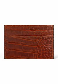 Portacarte in pelle marrone con motivo a coccodrillo, dotato di tre scomparti per carte e cuciture a contrasto lungo i bordi.