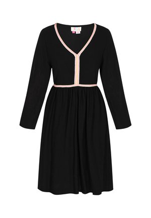 Černé šaty s dlouhými rukávy a výstřihem do V. Mají texturovanou tkaninu a barevnou vyšívanou ozdobu podél výstřihu a pasu.