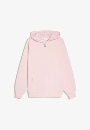 Hellrosa Zip-Hoodie mit Fronttaschen, einer Kapuze und kleinem gelbem Text auf der Brust, flach auf weißem Hintergrund liegend.