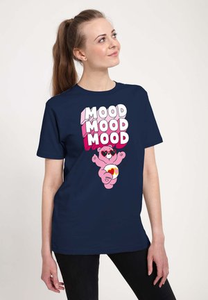 Marineblå bomulds t-shirt med en tegneseriebjørn iført hjerteformede briller, omgivet af iøjnefaldende pink "MOOD" tekst i varierende størrelser.