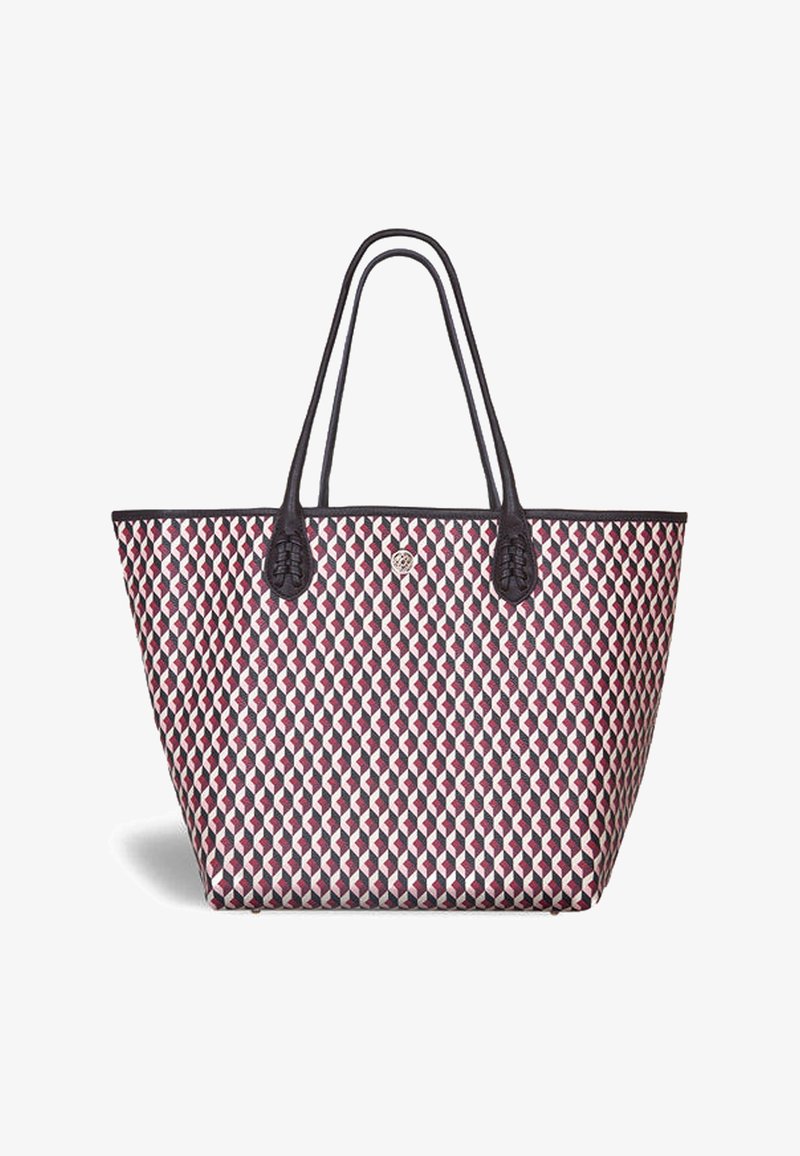 Musterhafte Tragetasche mit einem geometrischen Design in Rot, Weiß und Marineblau. Verfügt über zwei lange Griffe und strukturierte Akzente am Boden.
