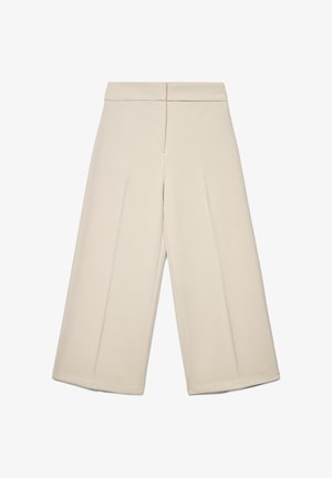 Pantaloni beige a gamba larga con una texture liscia, caratterizzati da pieghe frontali e una cintura pulita e strutturata. Senza tasche o accessori visibili.