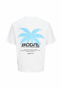 Άσπρη μπλούζα με μεγάλο φωτεινό μπλε γραφικό φοίνικα και μαύρο κείμενο "jjcore" στην πλάτη, καθώς και μικρό όνομα εμπορικού σήματος και επιπλέον κείμενο από κάτω.