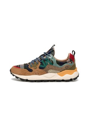 Sneaker colorato che presenta una combinazione di materiali, tra cui suede e tessuto. Le forme variano in tono, verde, blu e rosso, con accenti a fantasia.