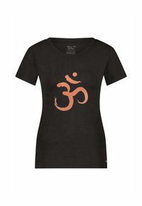 Musta puuvillapaita lyhyillä hihoilla, jossa on suuri, tyylitelty oranssi Om-symboli painettuna etupuolelle. Pyöreä pääntie, istuva malli.