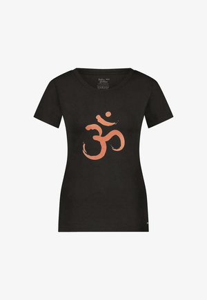 Musta puuvillapaita lyhyillä hihoilla, jossa on suuri, tyylitelty oranssi Om-symboli painettuna etupuolelle. Pyöreä pääntie, istuva malli.