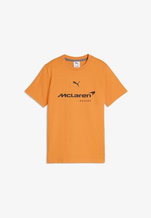 T-shirt orange à manches courtes avec un logo Puma noir au-dessus du texte « McLaren Racing » à l'avant.