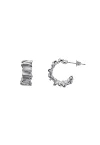Orecchini in argento con un design attorcigliato su uno e uno stile a cerchio ondulato sull'altro, entrambi con una finitura metallica lucida.