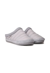 Pantoufles matelassées gris clair avec une doublure grise douce et une semelle texturée, présentant une forme arrondie confortable et un design à enfiler.