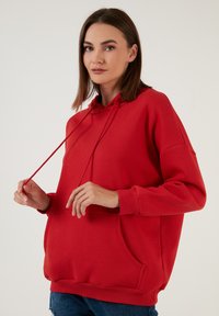 LELA Kapuutsiga pusa - red