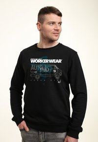 Felpa nera in misto cotone con un design grafico che raffigura un furgone e la scritta "WORKER WEAR". Polsini e scollatura a coste.