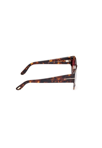 Lunettes de soleil en écaille de tortue avec des montures angulaires, une texture lisse et des branches fines. Comprend un accent en métal près de la charnière.