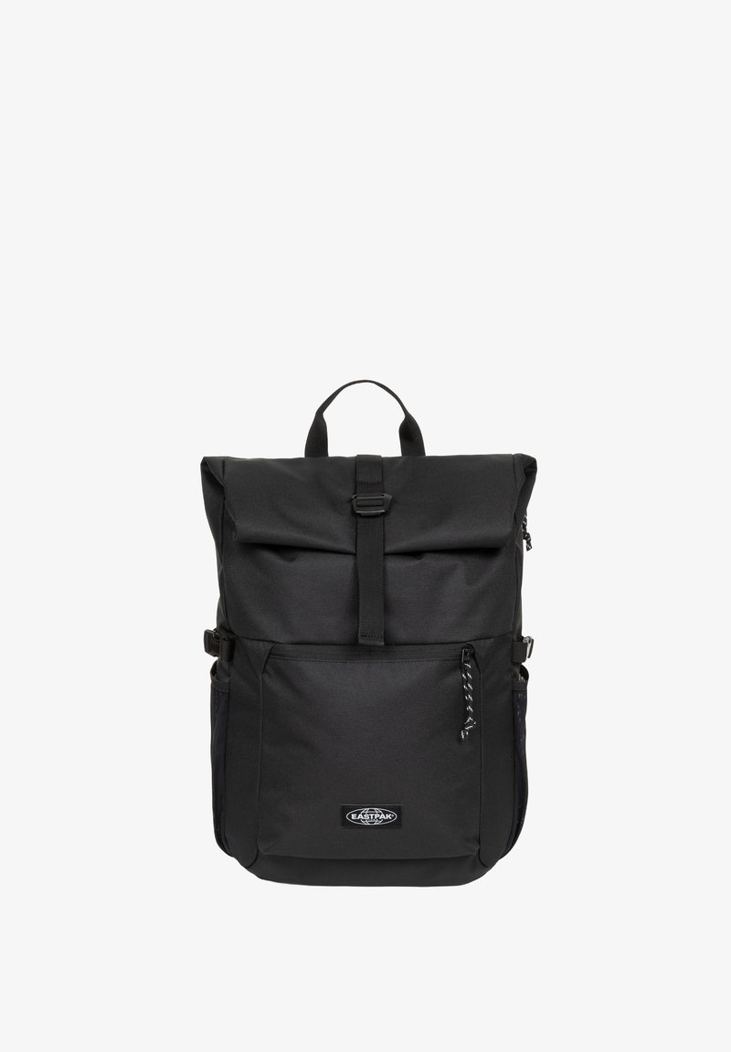 Mochila negra con cierre enrollable, correas ajustables, bolsillo frontal y bolsillos de malla laterales. Hecha de una tela duradera con una textura suave.