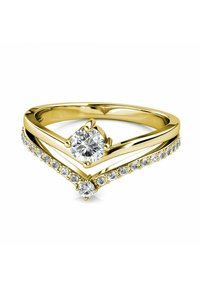 Gouden ring met een centrale ronde diamant, omringd door kleinere diamanten langs een gebogen band. Het ontwerp is gelaagd met een chevronvorm.