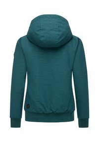 Teal hettegenser med teksturert overflate, elastisk midje og mansjetter; har en logopatch på venstre erme.